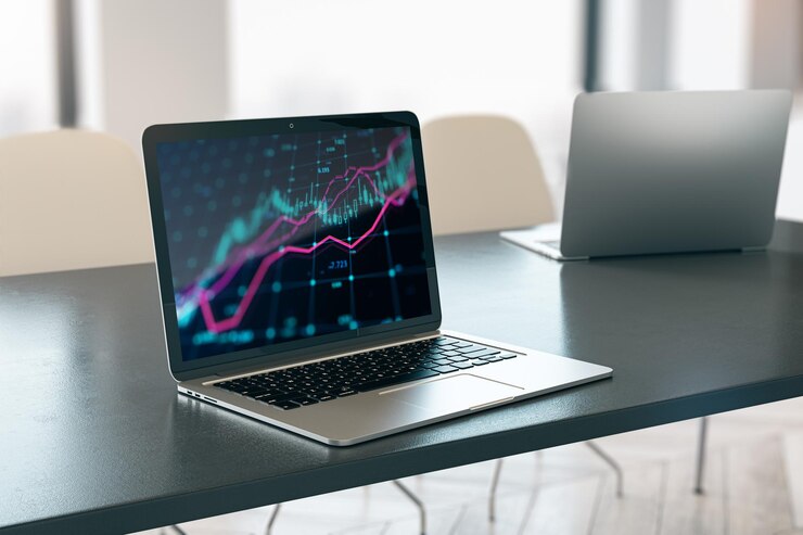 Ecrã de laptop a exibir gráficos de indicadores financeiros e análise de rentabilidade empresarial.