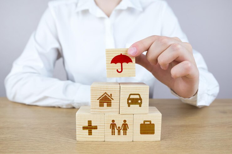 http://Mão%20de%20um%20consultor%20a%20colocar%20um%20bloco%20com%20o%20ícone%20de%20um%20guarda-chuva%20no%20topo%20de%20uma%20pirâmide%20de%20blocos%20que%20representam%20proteção%20de%20casa,%20carro,%20saúde%20e%20família,%20simbolizando%20a%20personalização%20de%20seguros%20na%20Mundiempresarial.